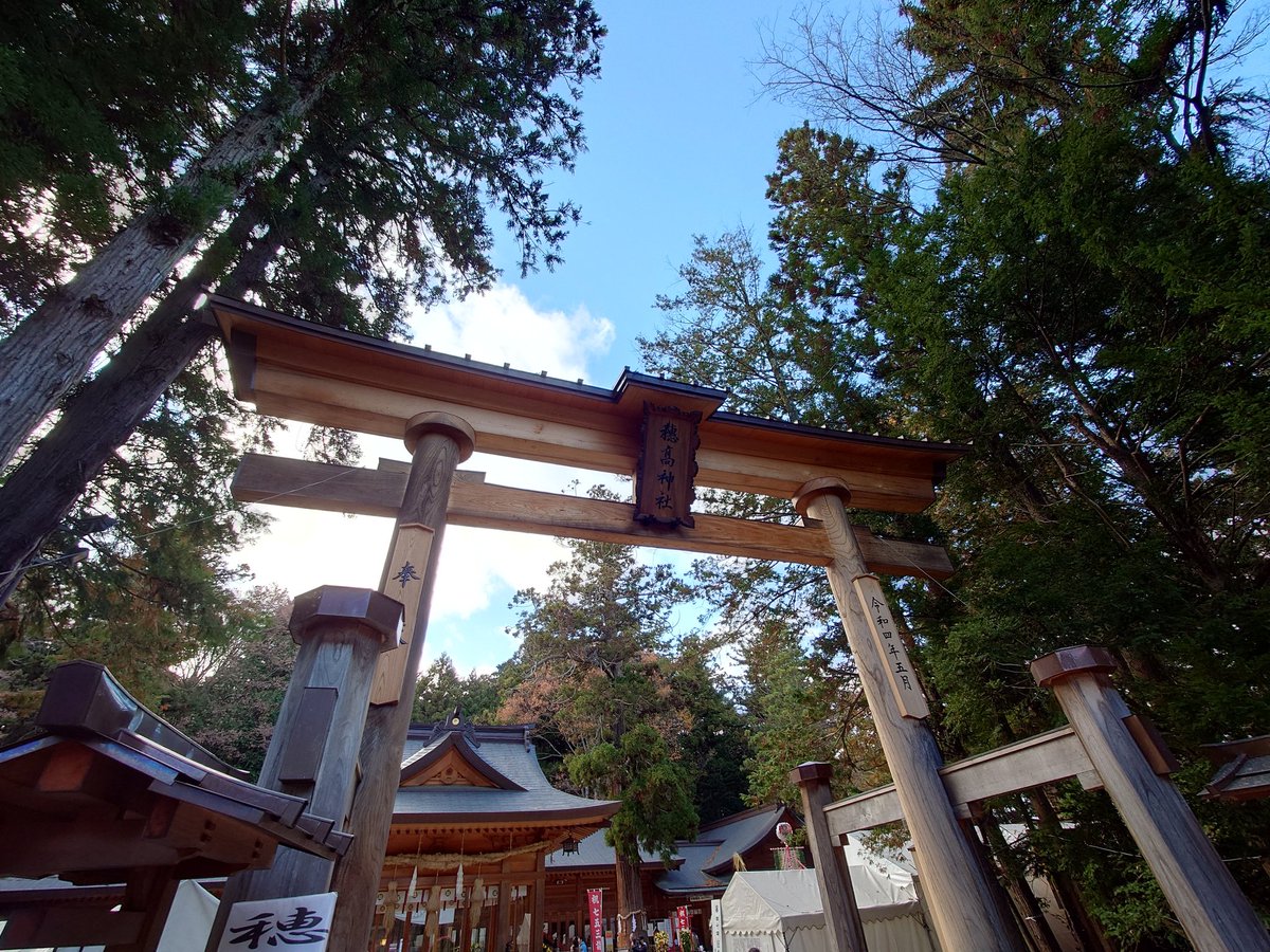昨日は紅葉を求めて安曇野へツーリング🏍
山の方を見たらもう雪の季節がすぐそこまで来てました☃
ツーリングの締めは穂高神社。しかし、信州の夜の高速道路は寒かったです🥶