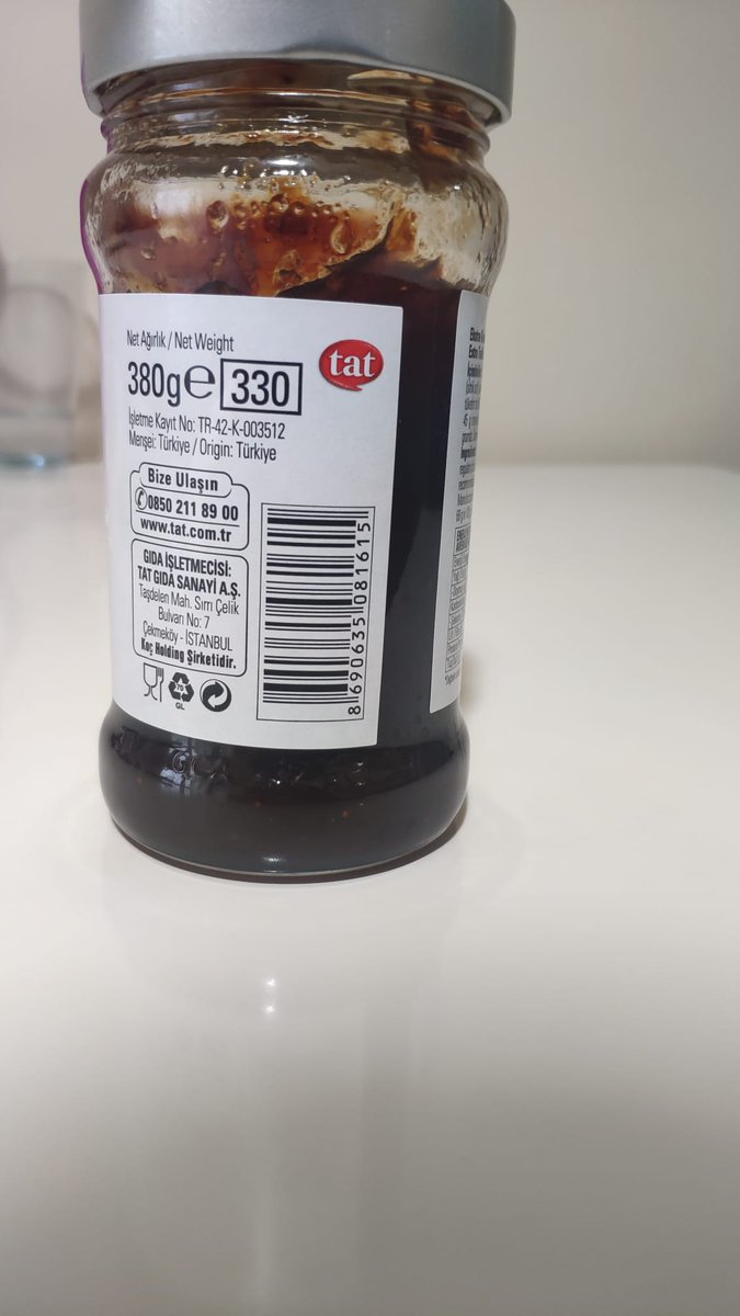 Mryamaner's tweet photo. @tatailesi merhaba yeni aldigim reçelde bir problem var gibi. Hiç akışkanlığı yok. Daha önceki aldıklarımda böyle degildi. Eğer incelemek isterseniz elimde tutayım. Yoksa çöpe atacağım. https://t.co/eaBSwuULUW