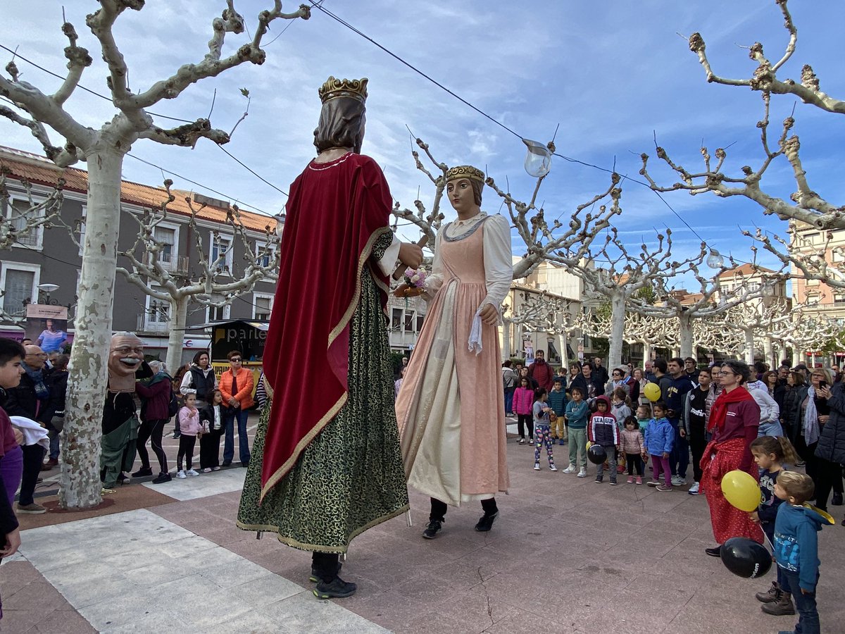 RadioTarrega's tweet image. #ARAMATEIX l’atleta targarí Raül @RaularenasIsaac ha completat el seu 7è repte solidari corrent 300 quilòmetres entre Canfranc i #Tàrrega.
L’objectiu era recol·lectar 3.000 € per l’Aina, una nena de 8 anys que pateix el síndrome de Paddas i té una mobilitat molt reduïda