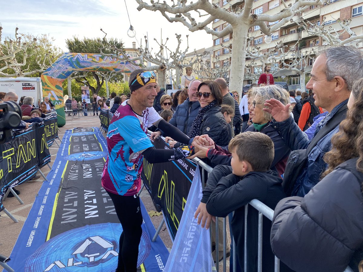 RadioTarrega's tweet image. #ARAMATEIX l’atleta targarí Raül @RaularenasIsaac ha completat el seu 7è repte solidari corrent 300 quilòmetres entre Canfranc i #Tàrrega.
L’objectiu era recol·lectar 3.000 € per l’Aina, una nena de 8 anys que pateix el síndrome de Paddas i té una mobilitat molt reduïda