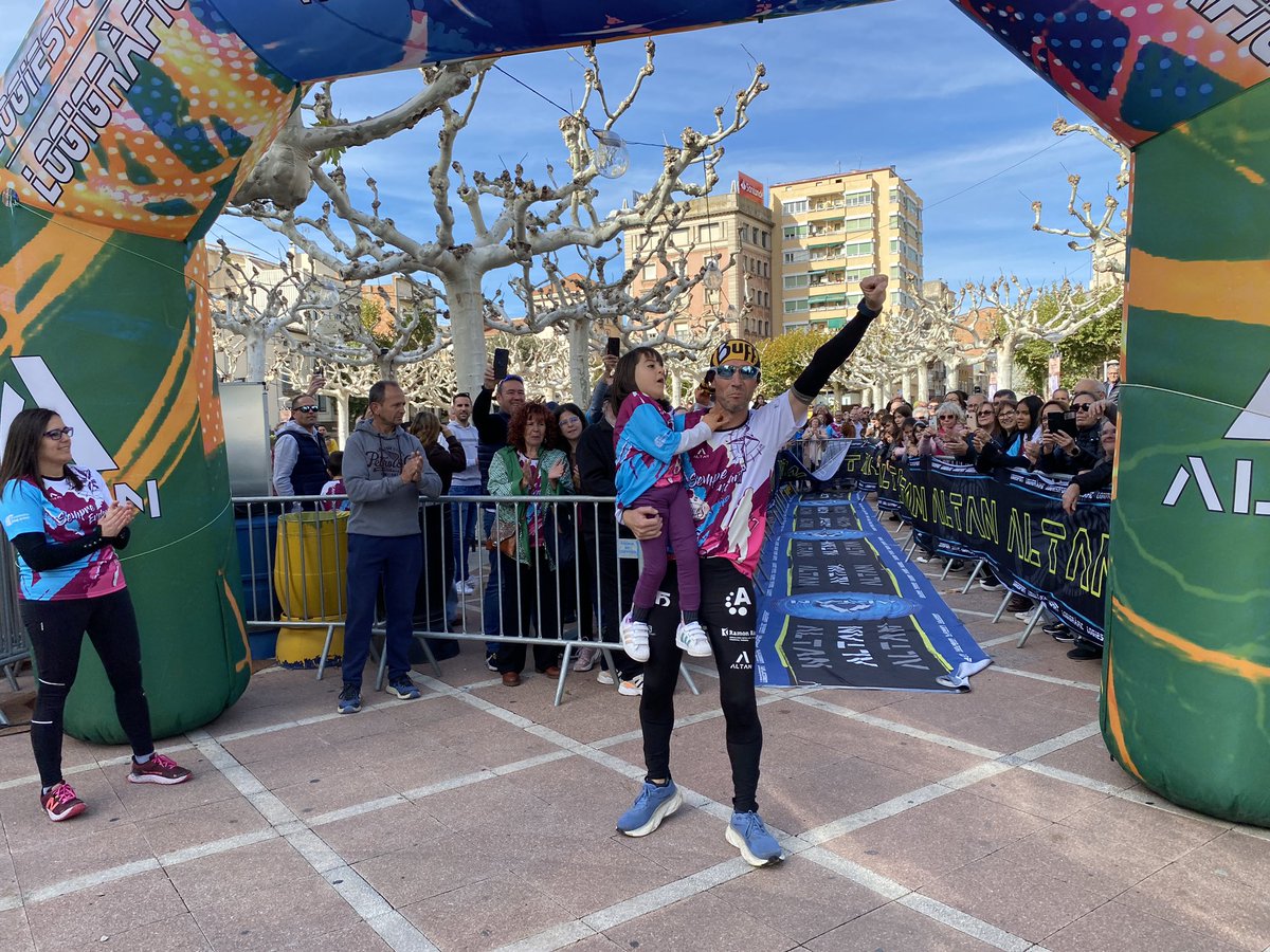 RadioTarrega's tweet image. #ARAMATEIX l’atleta targarí Raül @RaularenasIsaac ha completat el seu 7è repte solidari corrent 300 quilòmetres entre Canfranc i #Tàrrega.
L’objectiu era recol·lectar 3.000 € per l’Aina, una nena de 8 anys que pateix el síndrome de Paddas i té una mobilitat molt reduïda
