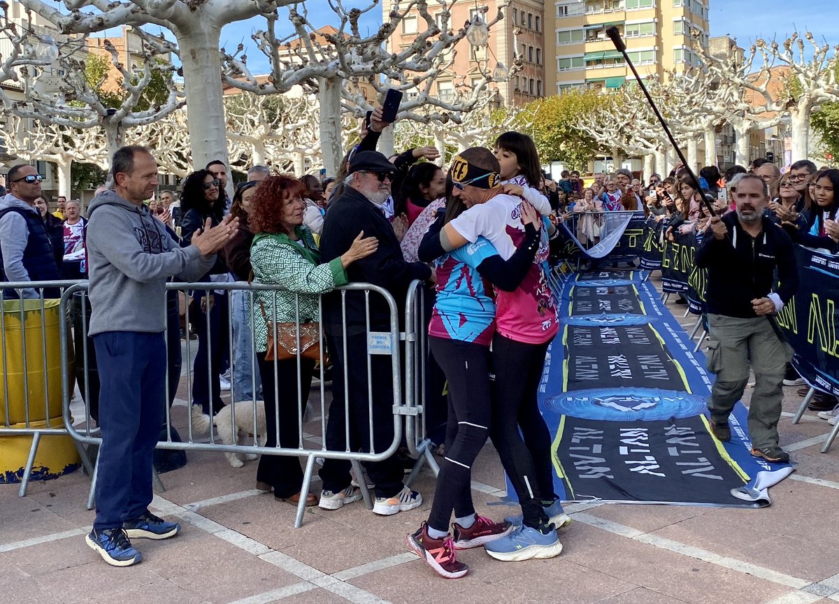 RadioTarrega's tweet image. #ARAMATEIX l’atleta targarí Raül @RaularenasIsaac ha completat el seu 7è repte solidari corrent 300 quilòmetres entre Canfranc i #Tàrrega.
L’objectiu era recol·lectar 3.000 € per l’Aina, una nena de 8 anys que pateix el síndrome de Paddas i té una mobilitat molt reduïda