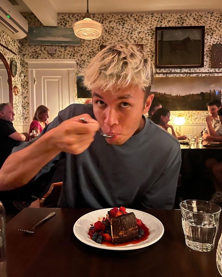 mialbon's tweet photo. 🏁   ੭  BACK INTO #F1TWT  °   ․   ✦

 • hiii, im mia! my favs are alex albon &amp; oscar piastri 🫶  
• outside of f1, im a big swiftie 🤭
― rt &amp; like to be moots 🤍 https://t.co/pB2EOM5scU