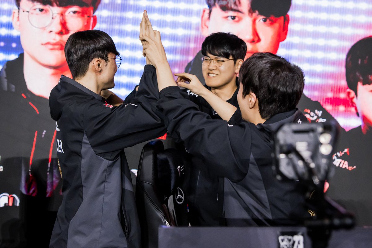 redbullgaming's tweet photo. BACK IN THE WORLDS FINAL! https://t.co/f0k0Ysm1On