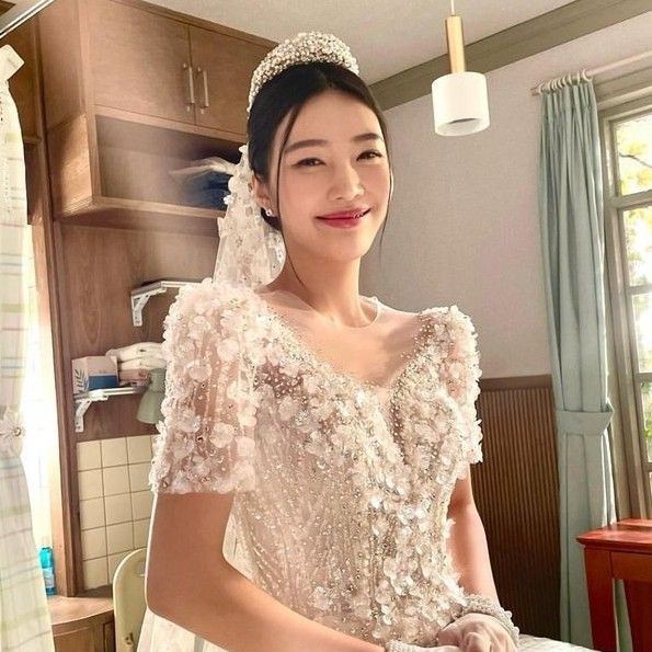 ⠀
Vaya mengalihkan pandangannya untuk melihat ke Binta dan mengangguk yakin bahwa ia bisa untuk melawan gugupnya.

"Makasih ya kakakku yang cantik, aku nanti juga mau nganterin kamu kaya gini loh. Jangan lama-lama ya nyusulnya,” ucapnya jail.

(<a href="/kangseulig/">Seulgi.</a>)

#JEVAYNIKAH
⠀