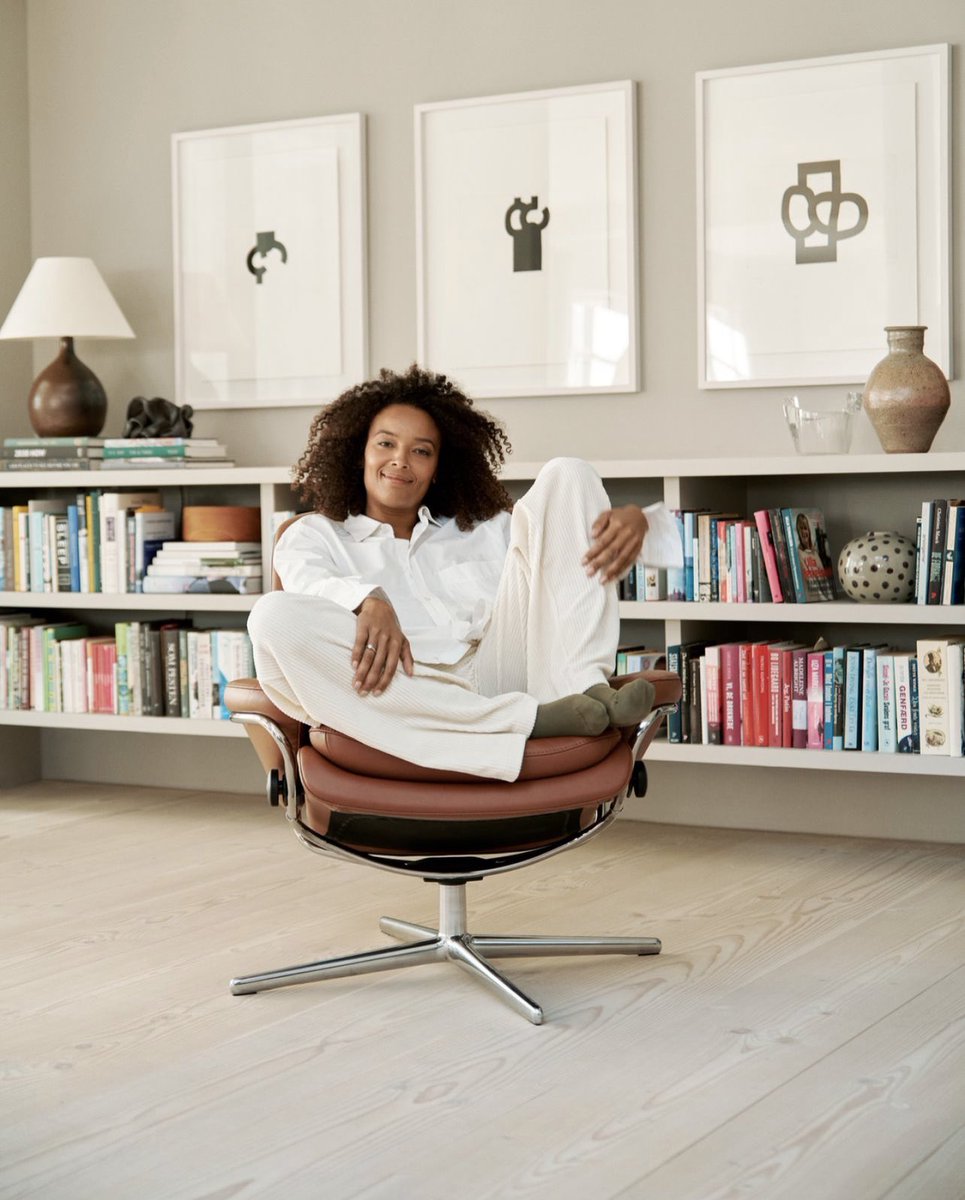 MEStressless's tweet photo. Smile and be playful

#StresslessRome #Recliner 

Some say a Stressless® recliner is as comfortable sideways as it is upright. Our solution is a unique recliner designed to get playful with.

#Furniture #Comfort #Stressless #NorwegianDesign #Design #LivingSpace  #InteriorStyling https://t.co/xSfe3nXFEe