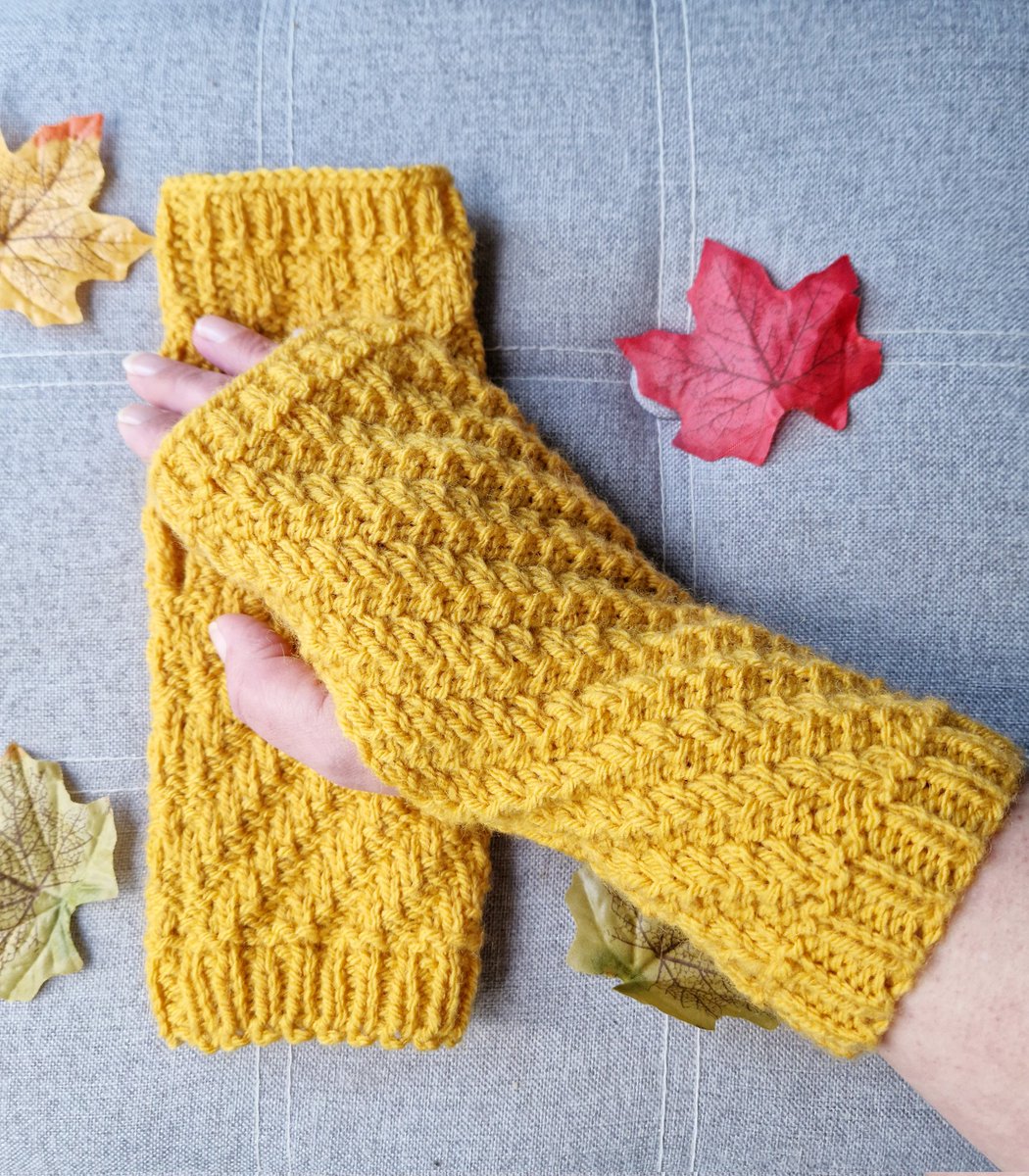 Need some colour in your life? These sunny, diagonal rib wristwarmers are sure to brighten your day. Now with free UK p&p

etsy.com/uk/listing/157…

#ukgifthour #ukgiftam #shopindie #gifts #etsy