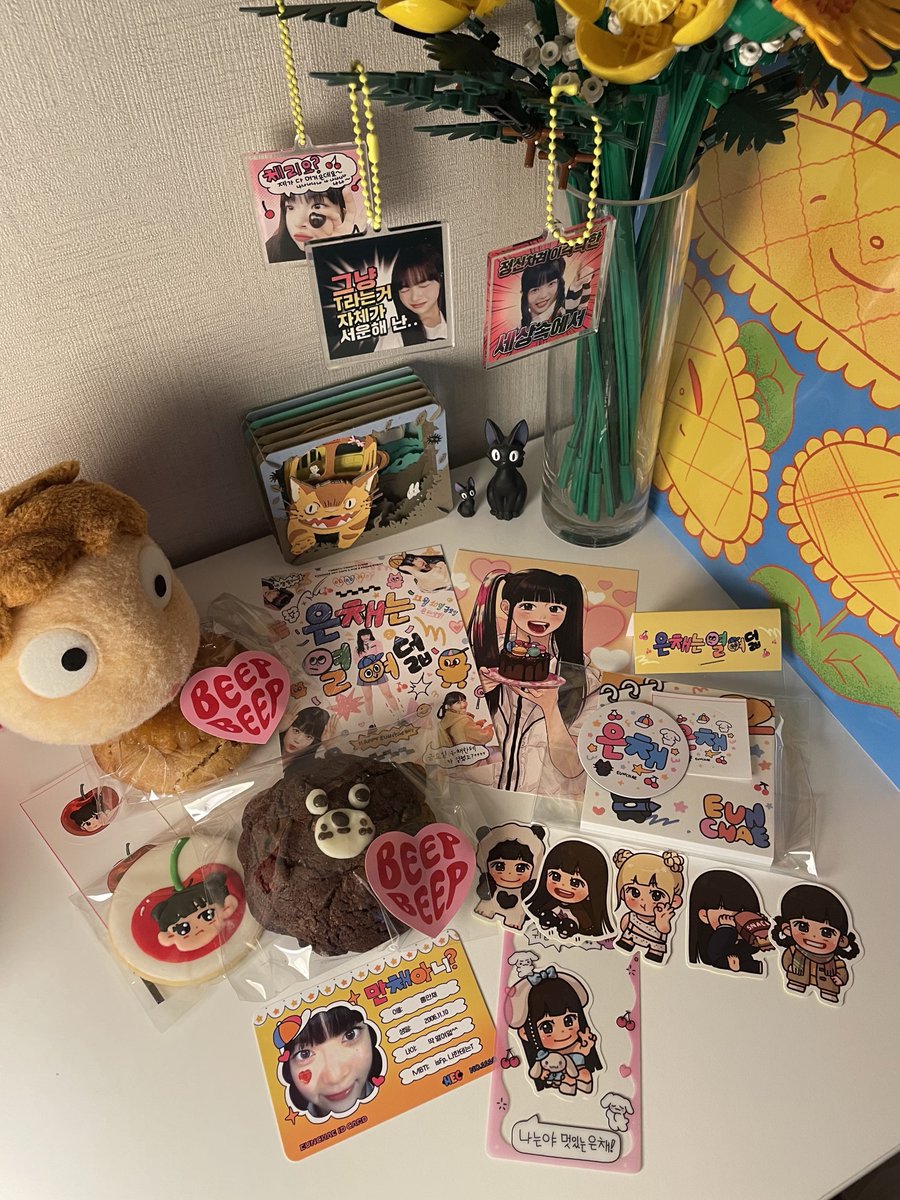 어느 한부분도 빠짐 없이 알차게 은채에 대한 애정과 정성이 느껴지는 카페였습니다ㅜㅜ 은채랑 어울리는 소품들도 많고(라라의 스타일기👍) 투표도 재밌게 참여했습니다!! 좋은 이벤트에 특전으로 참여할 수 있어서 정말 기뻤고 챙겨주셔서 감사합니다. 🎉🎂

#홍은채생일_빵빠레불며축하