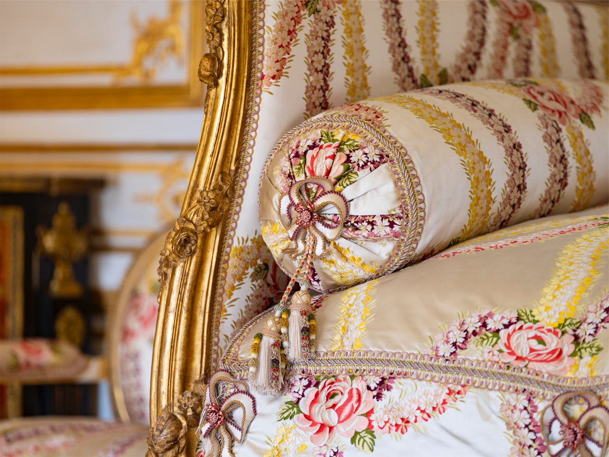 🇫🇷🧵La finesse de la passementerie au château de Versailles. 🌍 🧵 The finesse of passementerie at the Palace of Versailles.