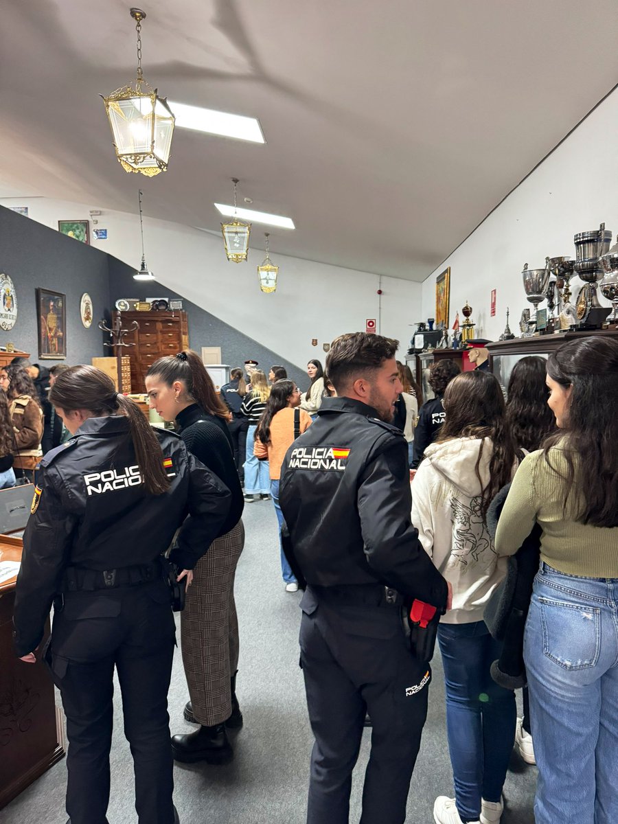 PoliciaEscuela's tweet photo. Alumnos del grado en criminología de la @usal estuvieron en @PoliciaEscuela compartiendo una jornada académica con alumnos de @policia 👮🏻‍♂️💙👨🏼‍🎓

Fue una experiencia inolvidable!!👏 https://t.co/wxC9XVdPIL