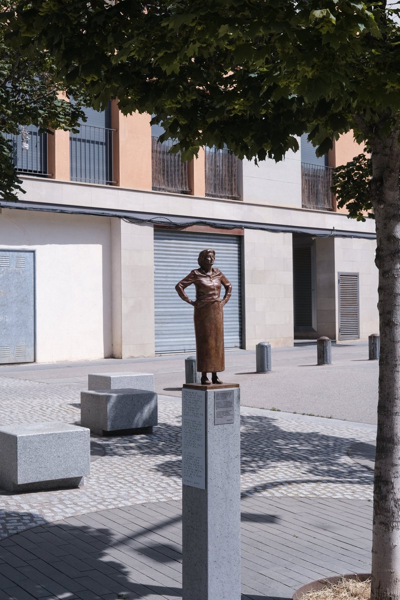 monumentofuturo's tweet photo. Entre estas fotos han pasado menos de 4 meses. 

La 3ª versión del Monumento del Futuro, que mostraba a una mujer sexagenaria, ha sido cortada con una radial (¿y nadie ha escuchado nada!)

Foto 1 Anna Benet
Foto 2 y 3 @aidagomezinfo https://t.co/RCA3fpa73J