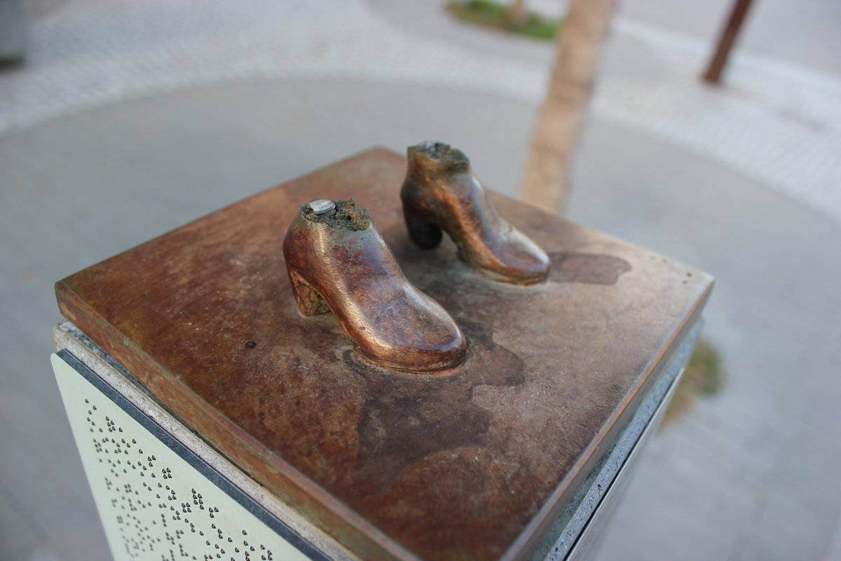monumentofuturo's tweet photo. Entre estas fotos han pasado menos de 4 meses. 

La 3ª versión del Monumento del Futuro, que mostraba a una mujer sexagenaria, ha sido cortada con una radial (¿y nadie ha escuchado nada!)

Foto 1 Anna Benet
Foto 2 y 3 @aidagomezinfo https://t.co/RCA3fpa73J