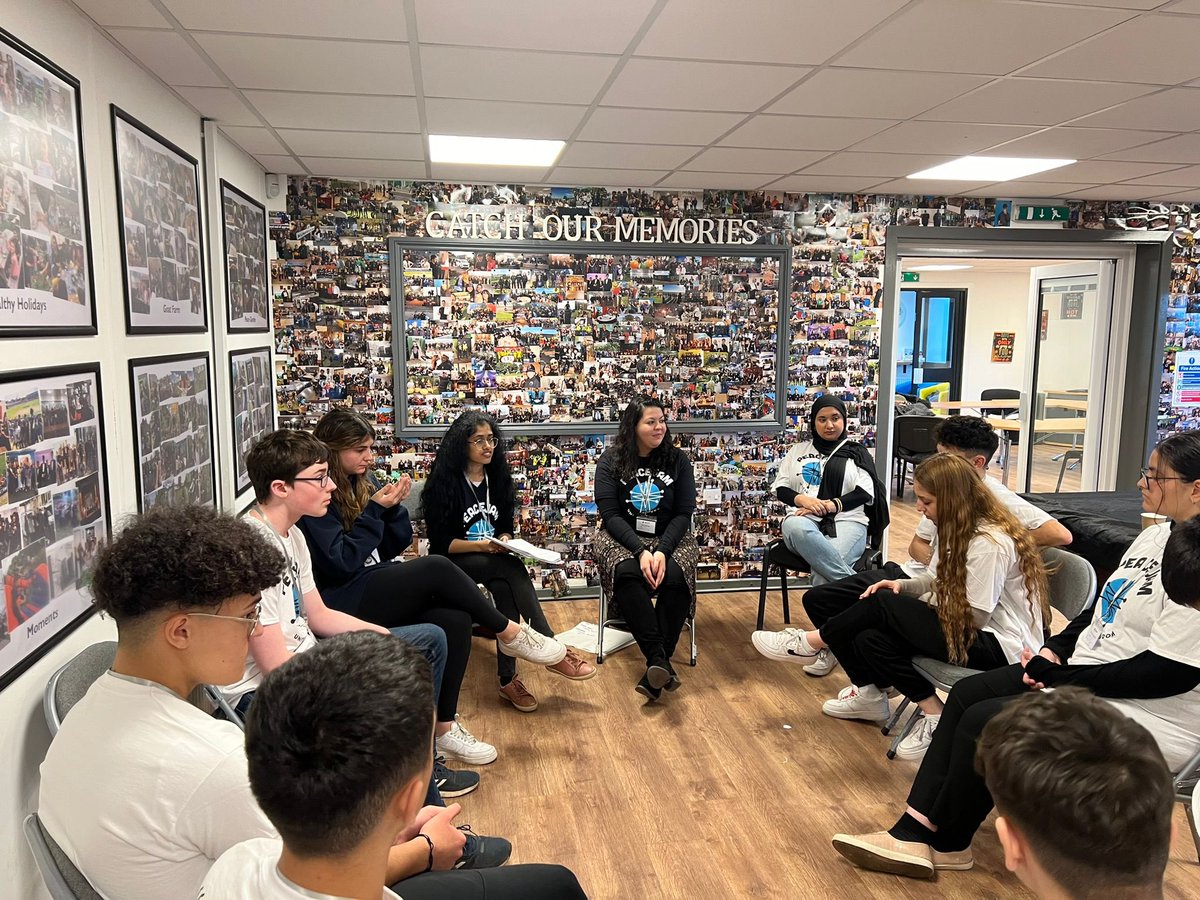 CATCHLeeds's tweet photo. 1/3) This weekend we hosted a @PeaceJamUK event in collaboration with @RotaryGBI themed #YourWorldYourWay for young people & mentors from different cities. Lots of thought provoking & interactive workshops promoting learning on global issues and how we can tackle these together. https://t.co/IRe81Qg2aU