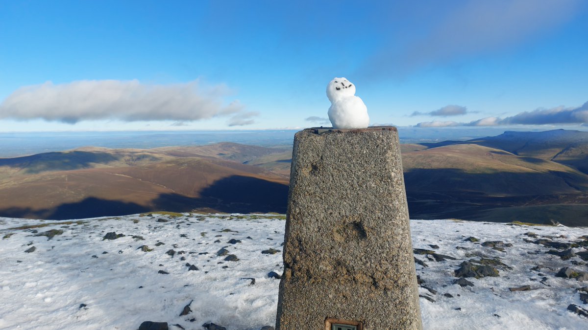 🏔️🎭Another day out filming the next monologue for my new 'Shakespeare in the Lakes' project...it only involved a 13 mile hike, boggy marshes and some snow...and yes I LOVED it!!  

#BardInTheWild #ShakespeareInTheLakes #Shakespeare #Skiddaw #LakeDistrict #Saturday