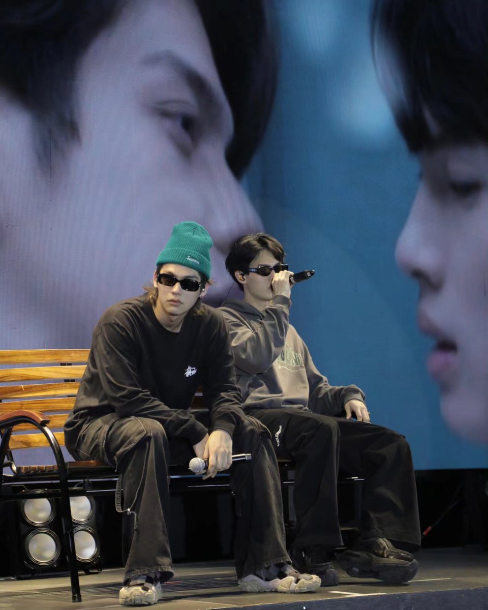 GMMTV's tweet image. Soundcheck เสร็จแล้ว 👍🏻 ทุกคนพร้อมกันหรือยังครับ วันนี้มาร้องเพลงไปด้วยกันให้สุดเสียงนะครับ รับรองสนุกแน่ 🔥

Soundcheck done! 👍🏻 Is everyone ready? Today, let's sing together to the fullest. Guaranteed to be a blast! 🔥
#SBSConcertTourinCambodia
#GMMTV