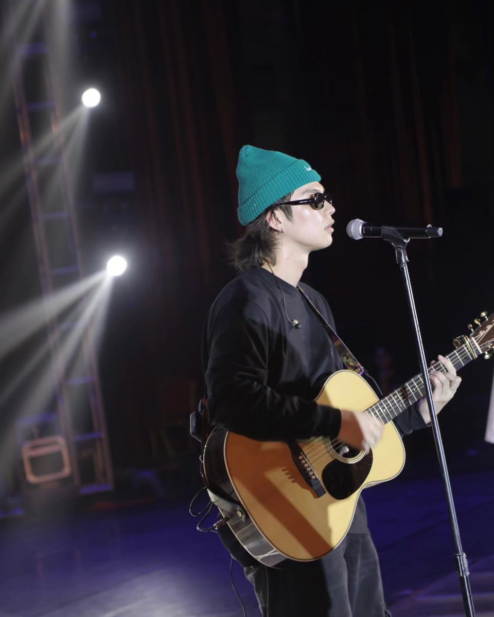 GMMTV's tweet image. Soundcheck เสร็จแล้ว 👍🏻 ทุกคนพร้อมกันหรือยังครับ วันนี้มาร้องเพลงไปด้วยกันให้สุดเสียงนะครับ รับรองสนุกแน่ 🔥

Soundcheck done! 👍🏻 Is everyone ready? Today, let's sing together to the fullest. Guaranteed to be a blast! 🔥
#SBSConcertTourinCambodia
#GMMTV