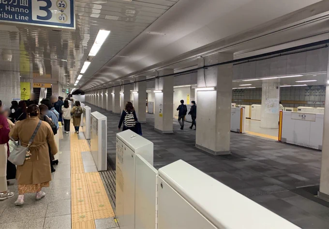 お出かけ道中、有楽町線豊洲駅にてホーム内に線路の上が閉じられて、歩けるようになっている所を発見!🚃  みんな平然と歩いているのですが、ホームがとても広く感じられて変な感じです🚶‍♀️👣 この足の下に誰も入れない空間が隠れていると思うと、なんかワクワクしますね😆  聞いたら息子は知ってました。 有名なのかな? 2019年のダイヤ改正で、この線路は使われなくなったそうです😊