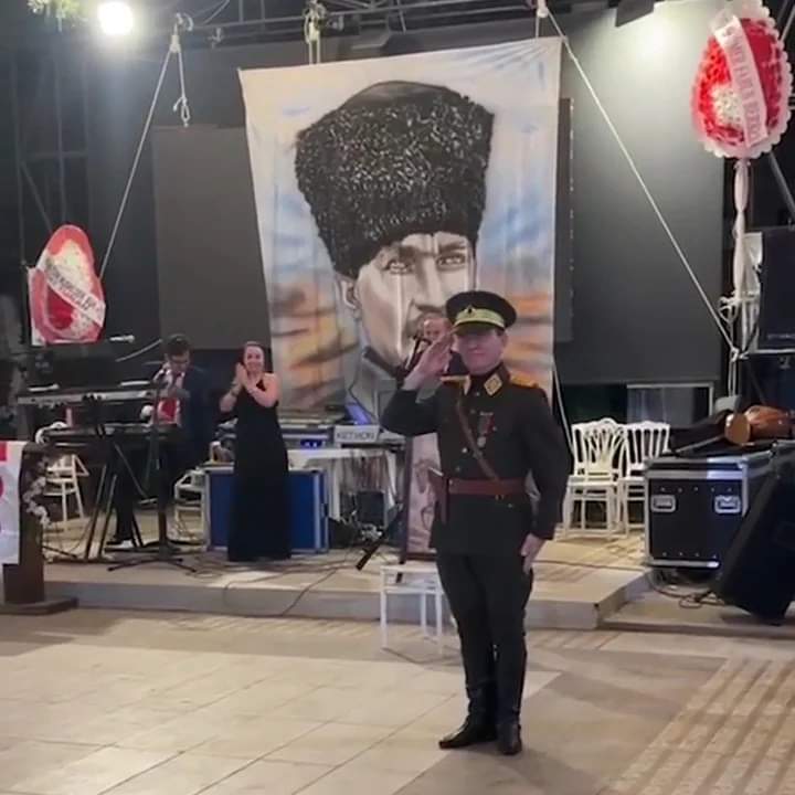 NEKADAR AVANAK ŞAPŞAL CURUH VAR.BU TERBİYESİZ ŞARLATAN,I ALKIŞLIYOR.Subay elbisesi giymek suç değil mi