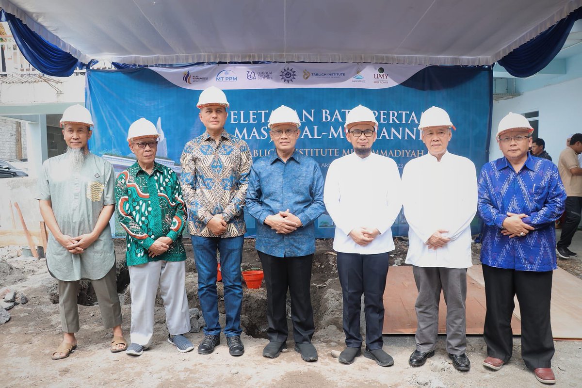 Hari ini Ahad (12/11) meletakkan batu pertama pembangunan Masjid Al-Mushannif di Komplek Gedung Tabligh Institute, setelah itu hadir meresmikan Mu’allimin Sport Center.