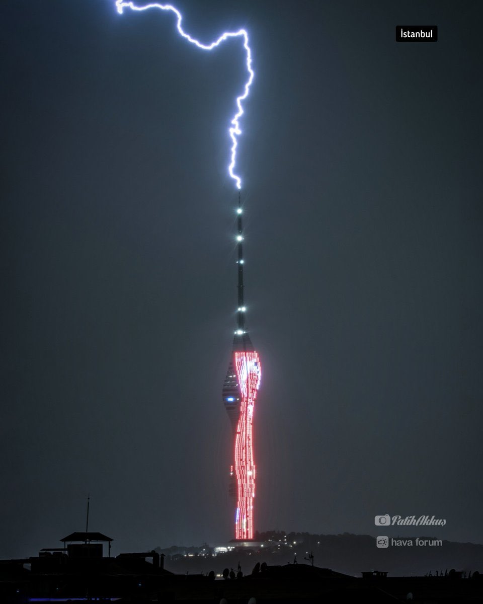 Dün gece Çamlıca Kulesi’ne düşen yıldırım fotoğraflandı.