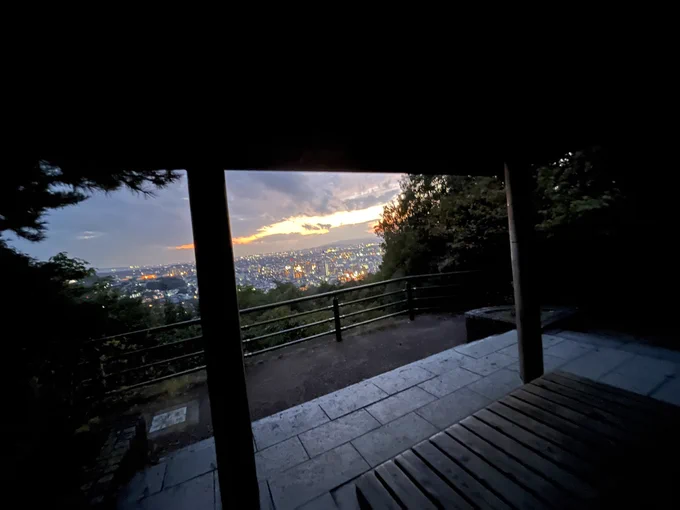 響け!ユーフォニアムの聖地である大吉山展望台 最後まで粘ってた男性 僕と二人だけだと気まずかったので声を掛けたら外国の方だった なんでも留学中らしくユーフォニアムのファンできてたらしい。とても日本語が上手だった 京アニフェスで来てたのか聞いたら2日とも落ちたとのこと 僕もですと答えた