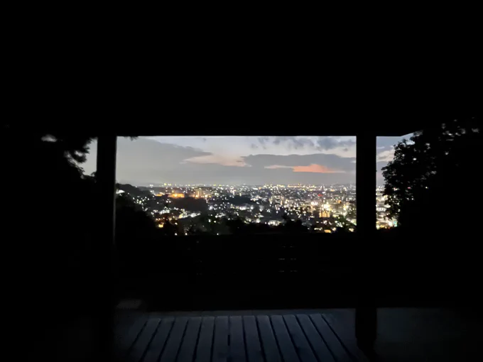 響け!ユーフォニアムの聖地である大吉山展望台 最後まで粘ってた男性 僕と二人だけだと気まずかったので声を掛けたら外国の方だった なんでも留学中らしくユーフォニアムのファンできてたらしい。とても日本語が上手だった 京アニフェスで来てたのか聞いたら2日とも落ちたとのこと 僕もですと答えた