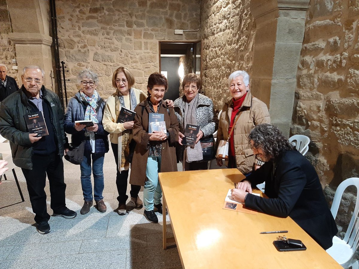 Ahir vam gaudir de la fantàstica conferència-concert del pianista i compositor <a href="/AntoniTolmos/">Antoni Tolmos</a> en la que va presentar el seu llibre TU MEJOR ESCENARIO, i va interpretar peces del seu darrer CD Piano Interior🎹 
El públic va marxar entusiasmat. Moltes gràcies Antoni!