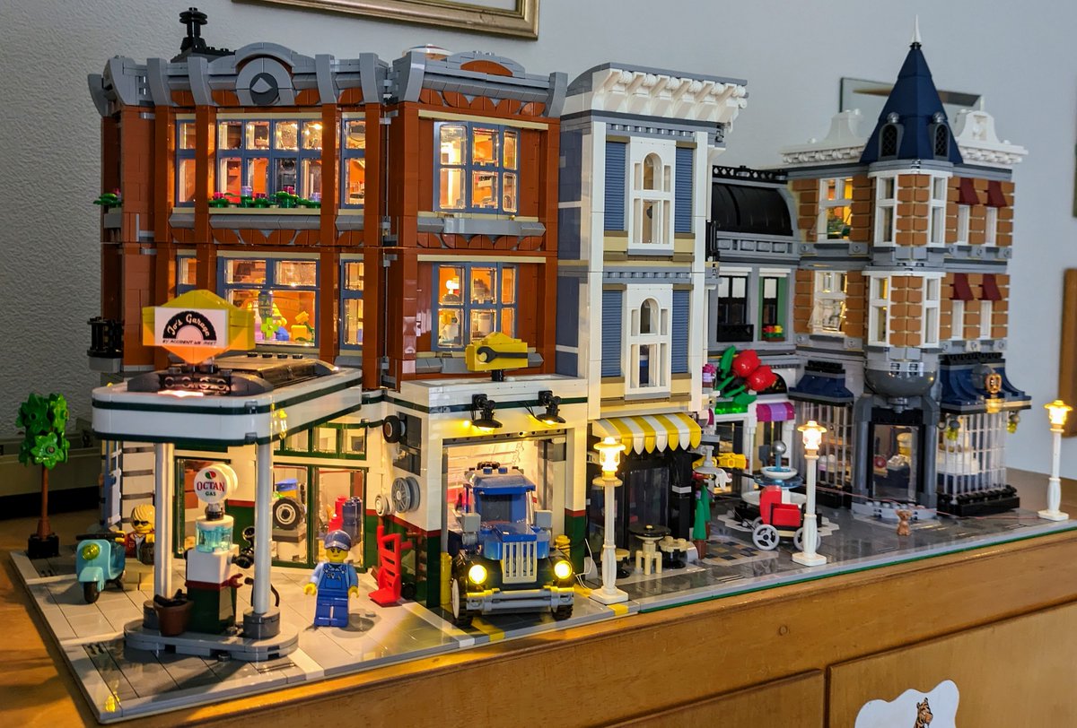 Malpoet's tweet photo. Last chance. Auction finishes in 2 hours. Fabulous Lego Creator Expert buildings. Bid now to grab a bargain.
#LEGO @LEGO_Group #legoCornerGarage #AssemblySquare 

https://t.co/FregBJ7PiD https://t.co/M118OfLFo7