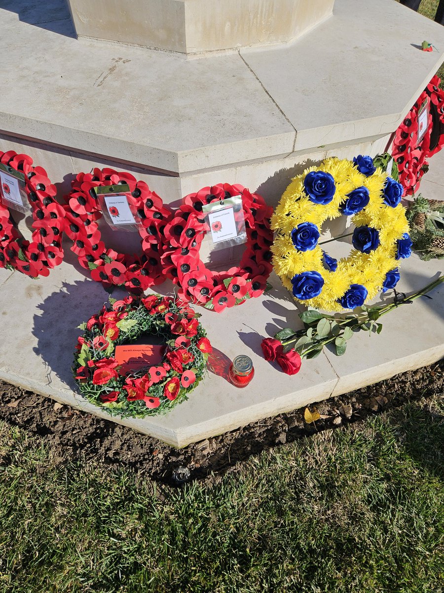 NeeluShanker's tweet image. Today, it was my honour to lay a wreath and read #FlandersFields at the #RemembranceDay ceremony at the Commonwealth War Grave in Solymár, Hungary #LestWeForget