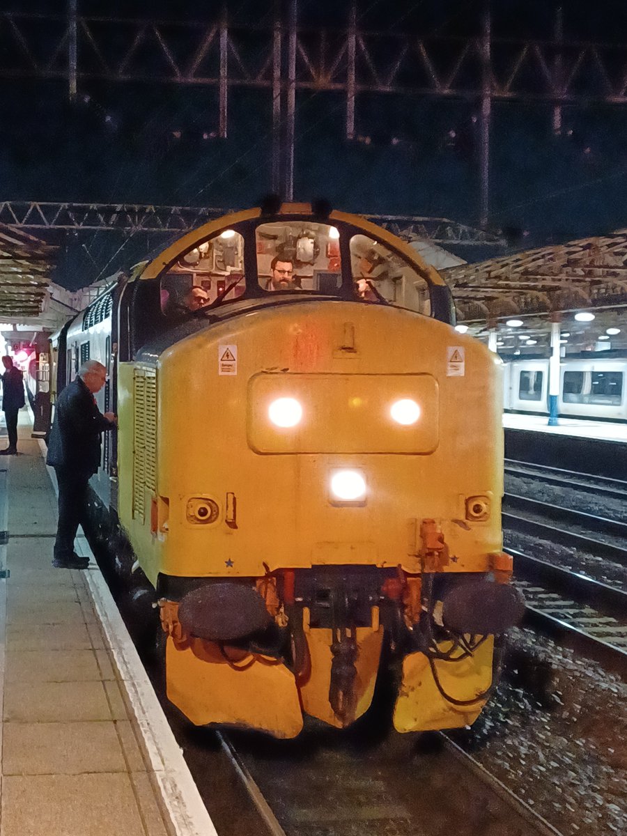 TrainiacV41582's tweet photo. @TheGrowlerGroup 37418 at Crewe #snoutsunday https://t.co/UeI8I3efkI