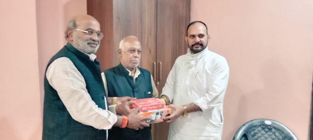 MahendrSainiBJP's tweet image. आज भारतीय जनता पार्टी कार्यालय पर अपने सहयोगियों को दिपावली पर्व पर हार्दिक शुभकामनाएं देकर उपहार भेट किये
#sunilbansal #CMYogi #Dharmpalsingh #BhupendraSinghChaudhary #satendrashishodia