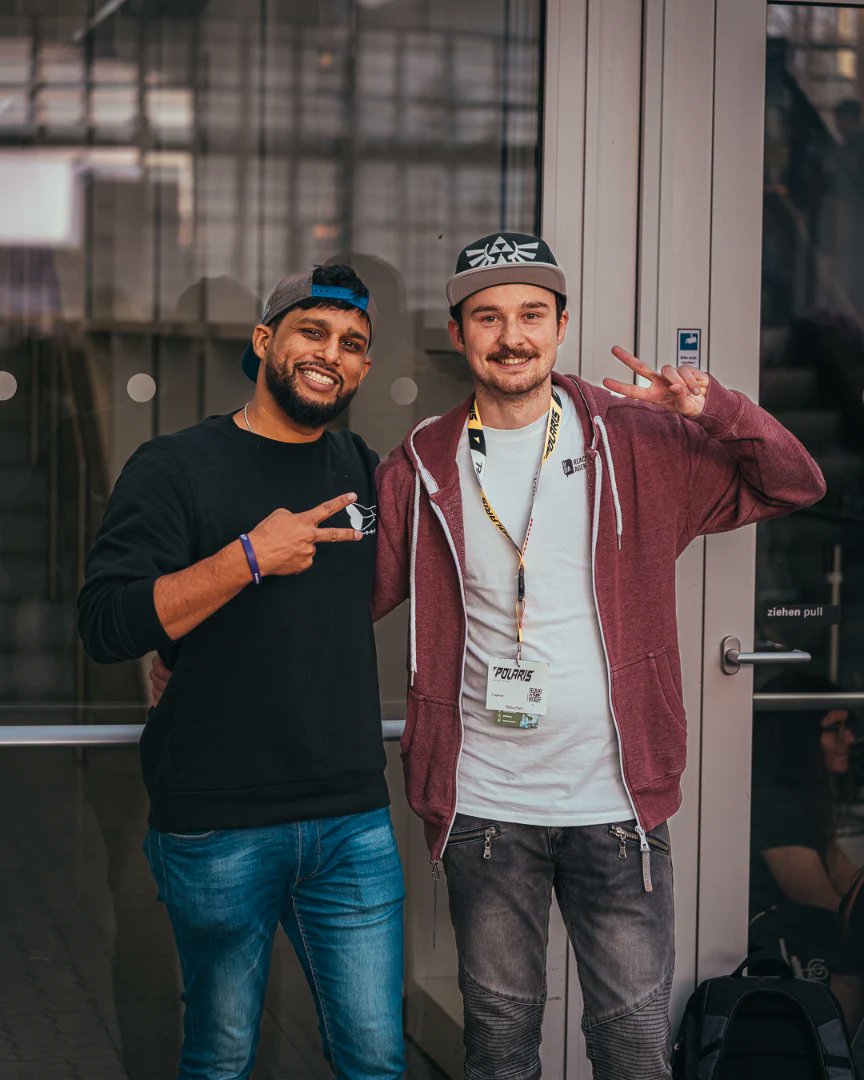 Ich teile mit euch heute ein weiteres wundervolles Bild von der <a href="/PolarisCon_/">POLARIS Convention</a> . 

Heute mit dem sexy Boi aka <a href="/TheSebkad/">Sebkad</a> 🫡

Euch allen einen schönen Sonntag und bleibt gesund!