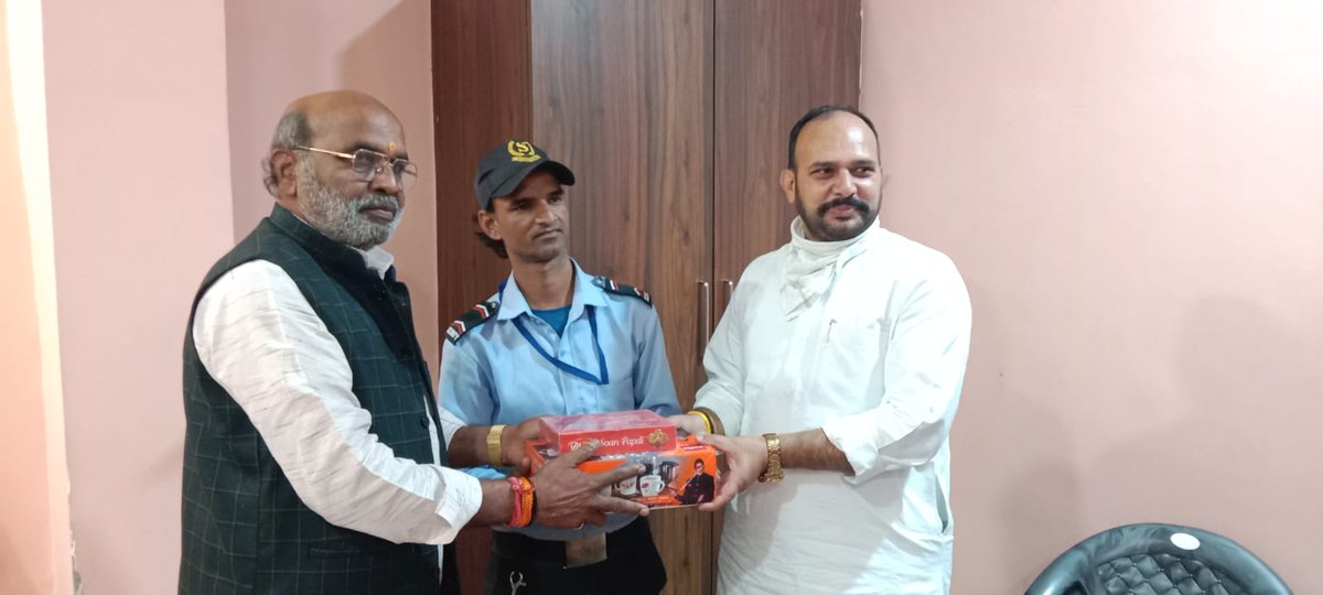 MahendrSainiBJP's tweet image. आज भारतीय जनता पार्टी कार्यालय पर अपने सहयोगियों को दिपावली पर्व पर हार्दिक शुभकामनाएं देकर उपहार भेट किये
#sunilbansal #CMYogi #Dharmpalsingh #BhupendraSinghChaudhary #satendrashishodia