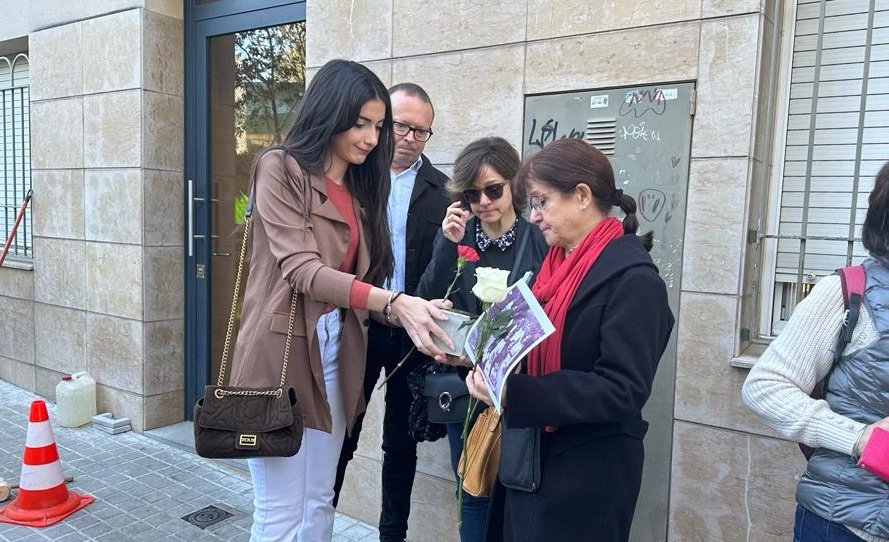 Aj_Sabadell's tweet photo. #ARA ➡️  Col·locació d'una llamborda #stolpersteine en memòria de José García Campillo, veí de Sabadell deportat a Mauthausen el 1940 i assassinat l’any 1941 al camp de Gusen.

📍 La llamborda queda instal.lada al c. de la Serralada, 49, on va viure.

#Sabadell #Dretscivils #MemòriaHistòrica