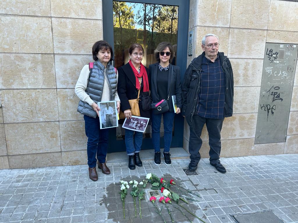 Aj_Sabadell's tweet photo. #ARA ➡️  Col·locació d'una llamborda #stolpersteine en memòria de José García Campillo, veí de Sabadell deportat a Mauthausen el 1940 i assassinat l’any 1941 al camp de Gusen.

📍 La llamborda queda instal.lada al c. de la Serralada, 49, on va viure.

#Sabadell #Dretscivils #MemòriaHistòrica