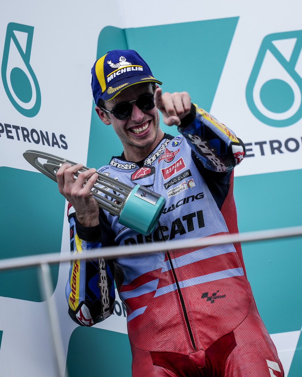 alexmarquez73's tweet photo. Malaysia!! You make me crazy!! 😂💪🏻 

#Alex73 #MalaysianGP #MotoGP https://t.co/erYvcSXZDG