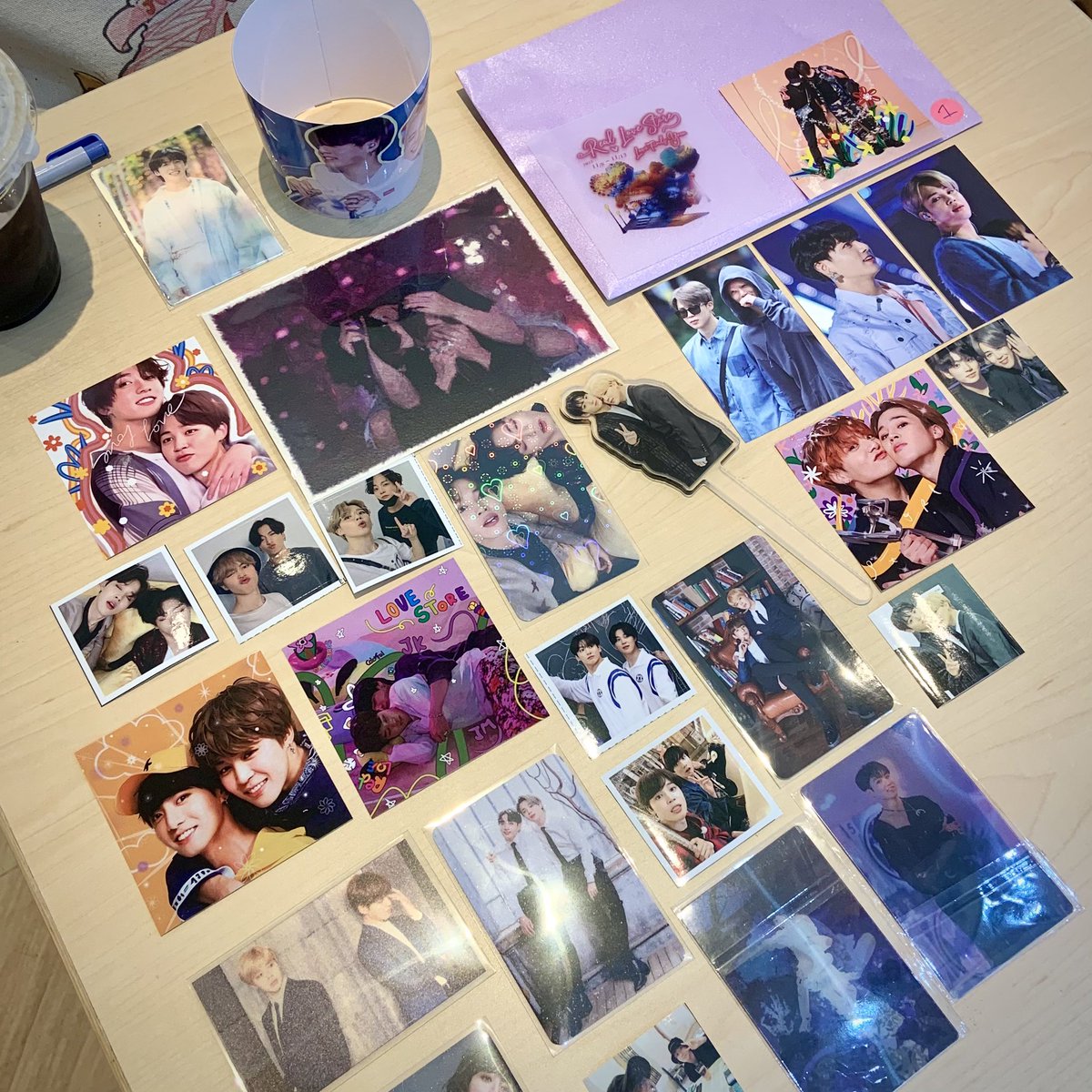 JLAXBTS's tweet photo. 我CP美好的愛情又讓我滿血復活了😚一進門就被佈置感動到說不出話，待在裡面被 #國旻 包圍真的超級幸福～🥰 然後應援物規模嚇到我了，好豐富好漂亮😍 謝謝 @RealLoveStoreKM 這麼用心舉辦展覽💜💛

#RealLoveStore_LoveFindsYou #국민
#2023KookminDayEventInTW https://t.co/ufrnN6RMO2