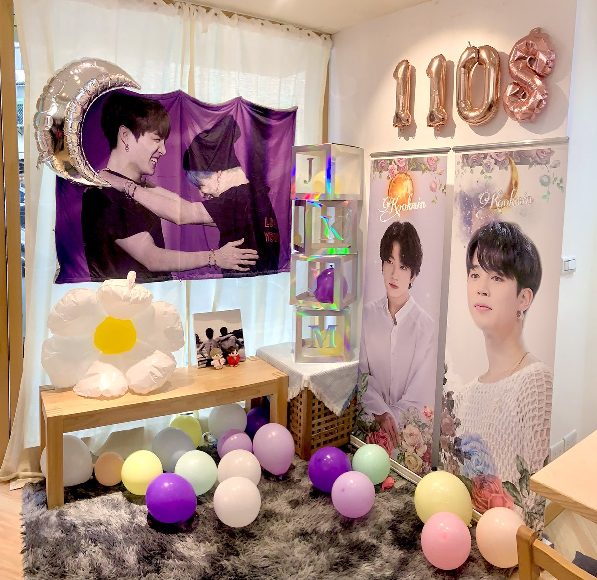 JLAXBTS's tweet photo. 我CP美好的愛情又讓我滿血復活了😚一進門就被佈置感動到說不出話，待在裡面被 #國旻 包圍真的超級幸福～🥰 然後應援物規模嚇到我了，好豐富好漂亮😍 謝謝 @RealLoveStoreKM 這麼用心舉辦展覽💜💛

#RealLoveStore_LoveFindsYou #국민
#2023KookminDayEventInTW https://t.co/ufrnN6RMO2