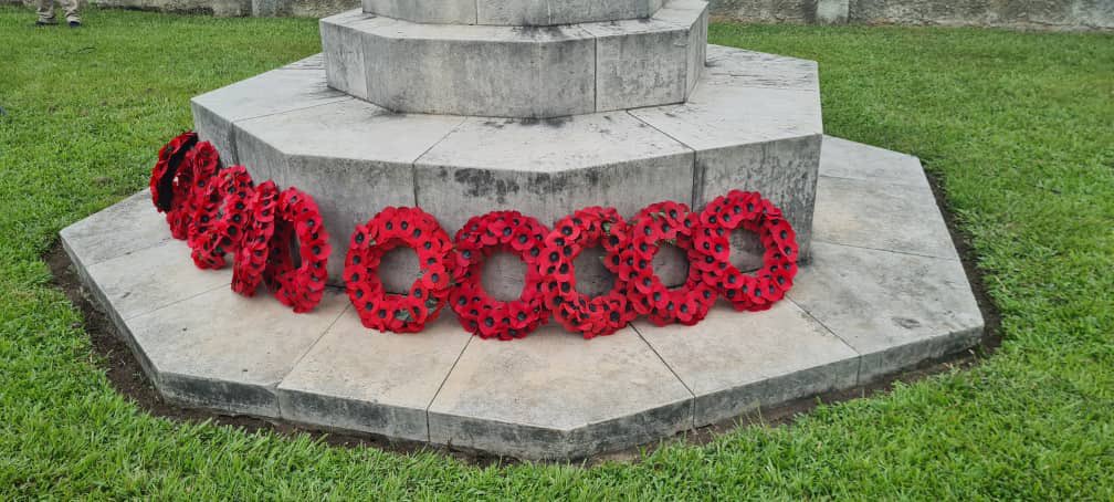 Remembrance Sunday in Lagos Nigeria. Allies and friends, the past firmly behind us, remembering those who gave up their lives 🇬🇧 🇮🇹 🇩🇪 🇫🇷, with our hosts and colleagues 🇳🇬, at a well maintained Commonwealth War Grave @CWGC