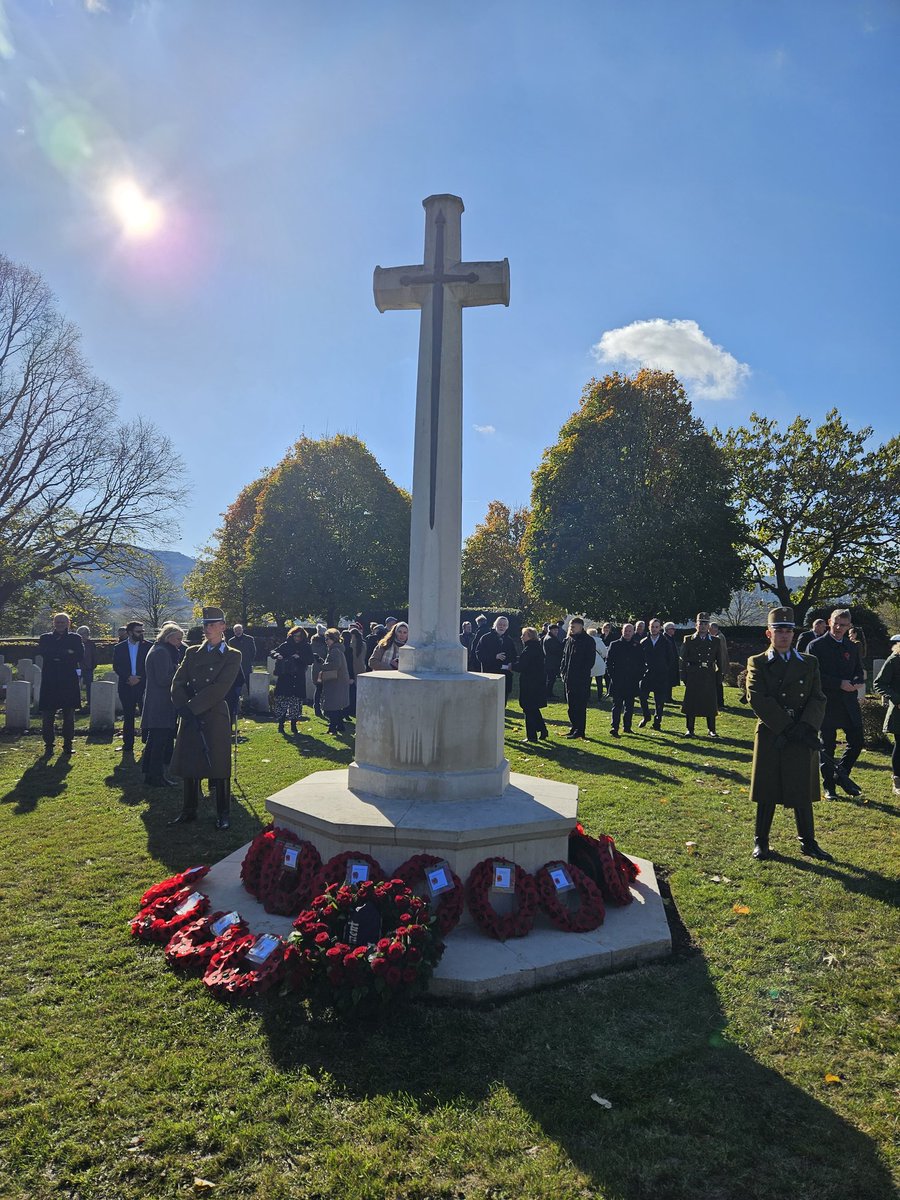 NeeluShanker's tweet image. Aujourd&apos;hui, j&apos;ai eu l&apos;honneur de déposer une couronne et de lire #FlandersFields lors de la cérémonie du #JourDuSouvenir à la tombe de guerre du Commonwealth à Solymár, en Hongrie #LeCanadaSeSouvient