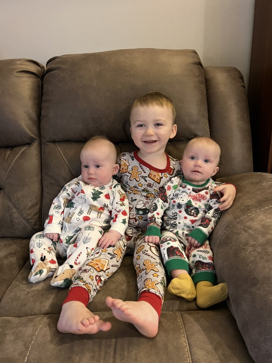 mandiewhy's tweet photo. im obsessed with these 3. im convinced im the luckiest mom ever. 🥹💗 https://t.co/JHFpMKnfzV