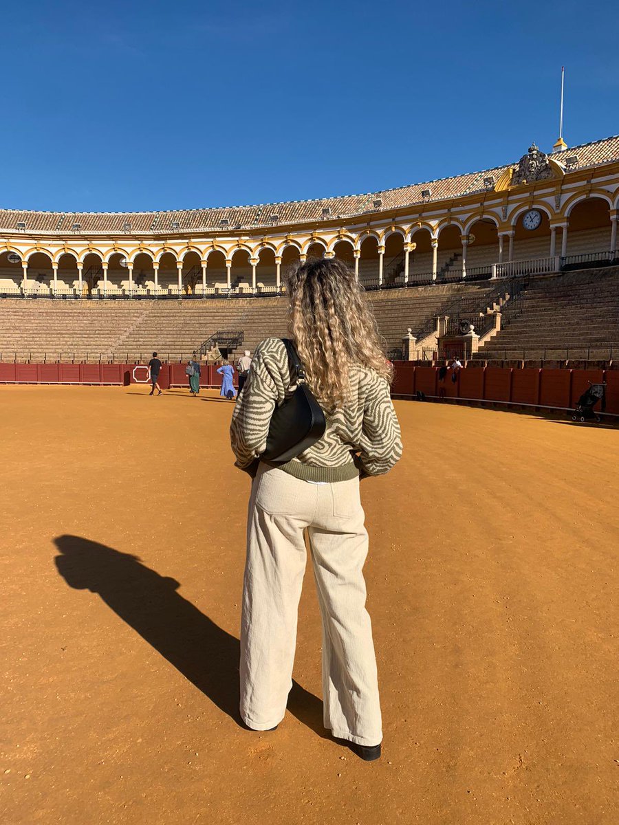 GiusvaPulejo's tweet photo. Anche le ragazze spagnole amano le “Oval Bag” by Bibi Bag. Scatto di una cliente nella rinomata “Plaza de Toros” a Siviglia. 

Per acquistarle con il 10% di sconto, puoi digitare BIBIPROMO-10 in fase di acquisto. Borse in pelle dallo stile unico. 

👉 https://t.co/K68dC067kS https://t.co/CJABRzgYHn