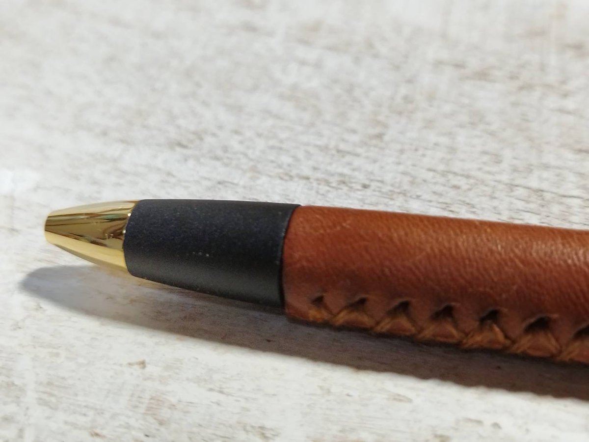 細かいところの写真も載せておきます👍
写真の通り、クリップの方に通常より少し広く隙間があります💦
ですが特に気にならずに使っていただけるかと思います😊
ブレのない書き味でグリップ感も抜群です✨
この素晴らしさを是非自身の手で体感してみてください😊