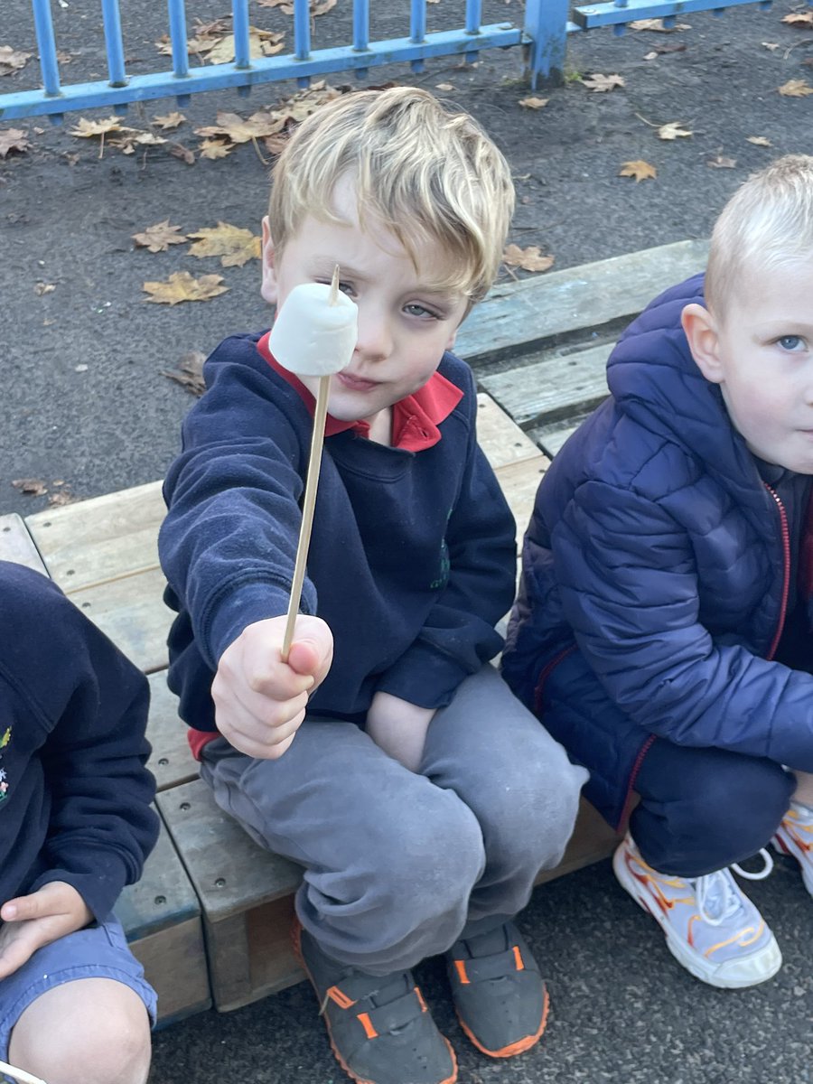 Friday Fun with our very own fire pit 🔥 at Giffnock Nursery Class. We enjoyed toasting marshmallows and even chocolate bananas! #riskyplay #riskbenefits #stayingsafe #Fun