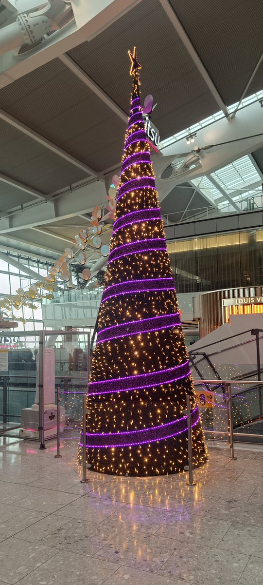 ajgbarnes's tweet image. Awwwww....Pretty Christmas Tree at @HeathrowAirport  #terminal5
