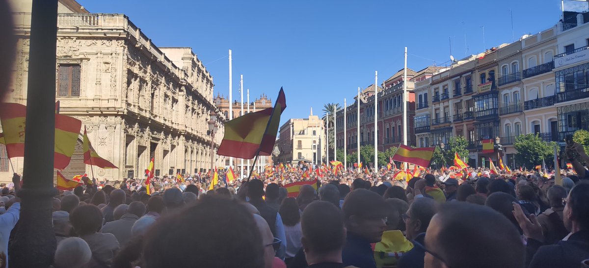 pmolinam's tweet photo. Sevilla a reventar. #EspañaNoSeRinde Libres e iguales. https://t.co/hai6V1M17d