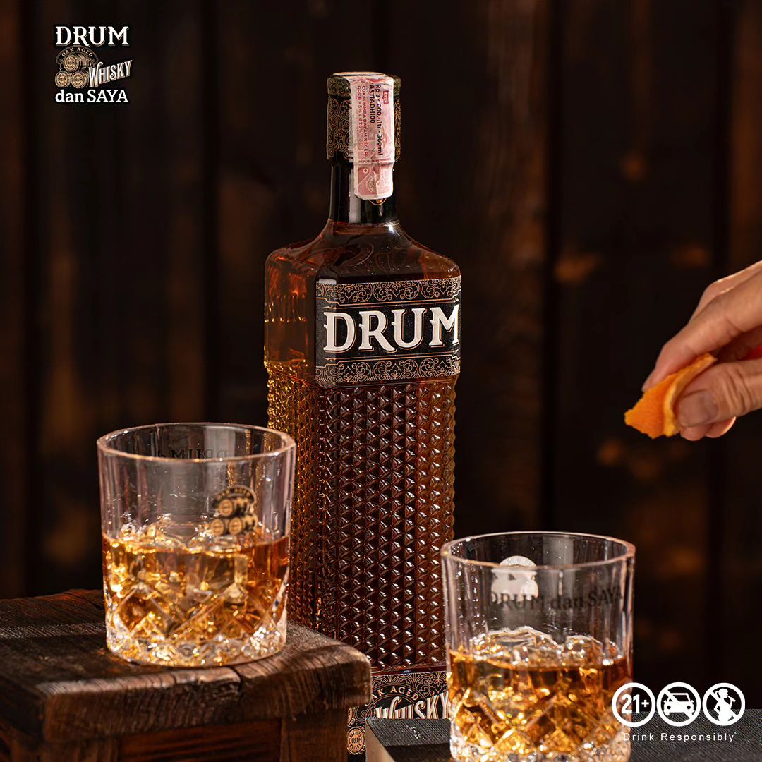 anggur_ot's tweet photo. Satu gelas? Dua gelas? Tiga gelas? Emang nagih banget whisky lokal satu ini! π
#whisky #drumshisky #drumdansaya #Sejak1948 #WarisanTradisiIndonesia #KitaKawanBukanLawan #AnggurOT https://t.co/77861GjnpT