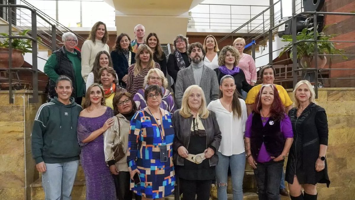 FFulmen's tweet photo. Damos la enhorabuena a Kechu Aramburu por el premio recibido en la X edición de los Reconocimientos Lavanda. Kechu es patrona de la Fundación María Flumen, presidenta del Fórum de política feminista de Sevilla, ex parlamentaria en el Parlamento Andaluz y ex europarlamentaria. https://t.co/3HSpeMk946