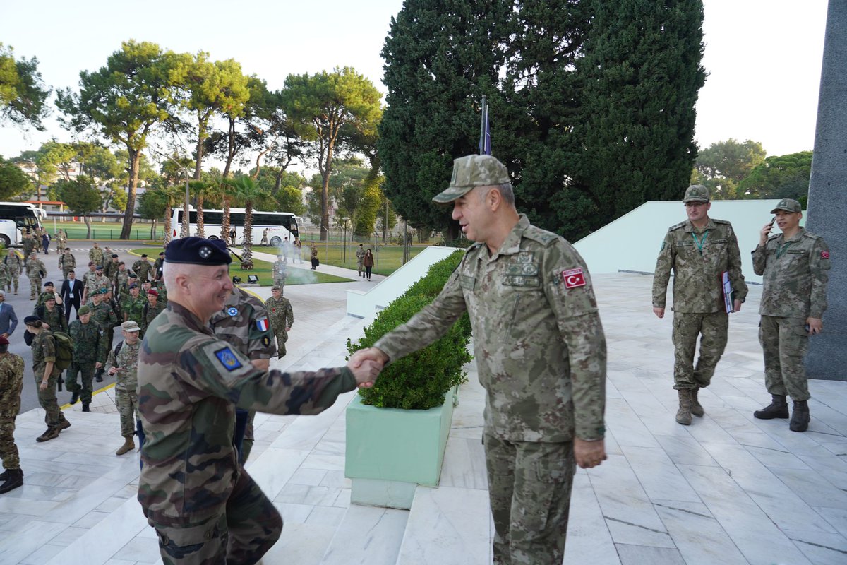 1FRCorps's tweet photo. 🟦This week, COM RRC-FR attended the Landcom Corps Commanders' Conference at #Izmir.
The LC3 provided an opportunity for NATO senior leaders to look at the challenges facing the alliance, and to collaborate in conducting planning for the Land domain. 
#WFC #RRCFR https://t.co/woUifYNlBs