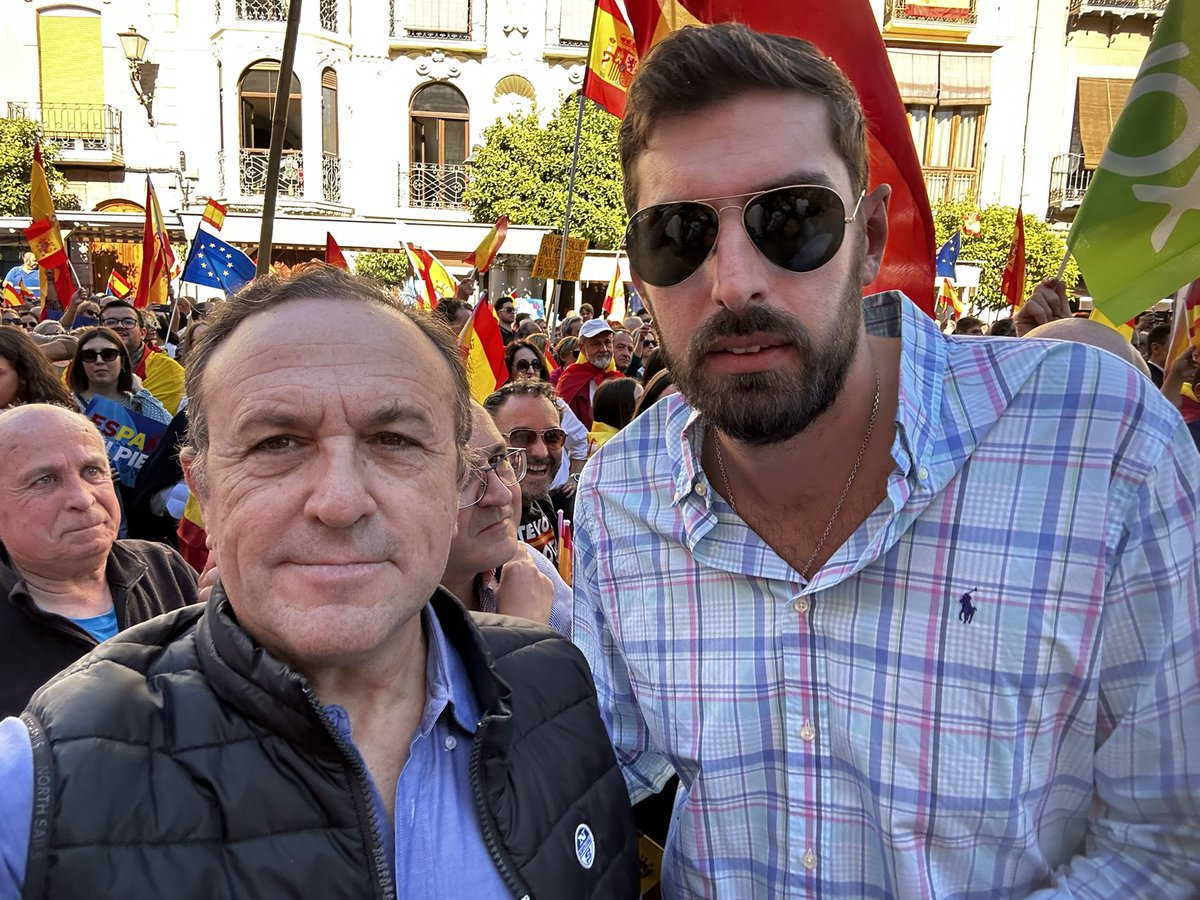 LuisGestoso's tweet photo. En las manifestaciones y concentraciones de hoy domingo contra el golpe de Sánchez. @Vox_Murcia 
@VOXMurciaCiudad 
@vox_es 
#NoALaAmnistia 
#NoAlGolpeDeSánchez 
#NoAlGolpeDeEstado 
#PuertadelSol https://t.co/ulftuoiNcA